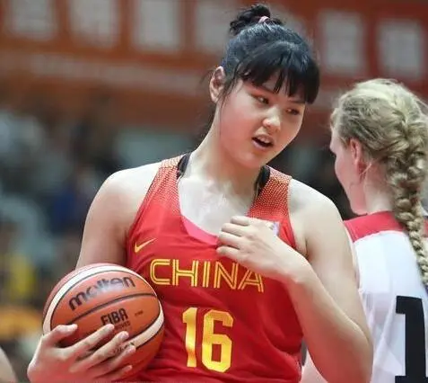 中国女篮出征柏林世界杯的12人名单于9月2日晚间揭晓。陈明伶、陈玉婕、韩旭、贾赛琪、李缘、罗欣棫、孙宇、唐子婷、王思雨、杨舒予、张曼曼、张子宇入选。核心内线李月汝因护照在邮寄途中遗失，多方努力寻找并尝试替代方案，但截至报名截止仍无果，最终无缘本次赛事。
李月汝的缺席，对中国女篮内线轮换构成显著影响。