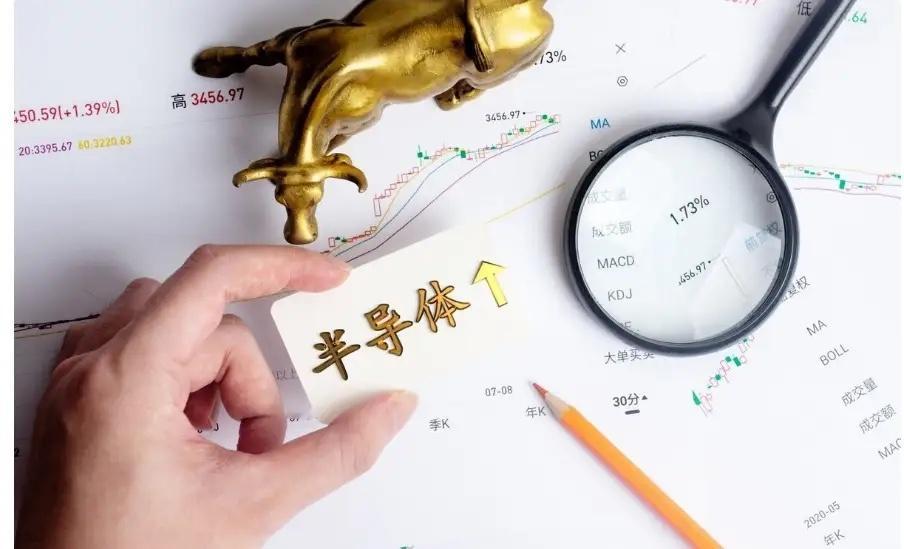 半导体板块科创50暴跌超6%，资金却逆势抢筹

8月19日，A股半导体板块经历了一场惊心动魄的过山车行情。一边是半导体产业链全线回调，科创50指数半日大跌超6%，板块内多只千亿市值巨头股价重挫；另一边是资金借助ETF逆势抄底，半导体设备ETF半日获超3.57亿份净申购。极致分化背后，机构几乎一致喊出：短 ​