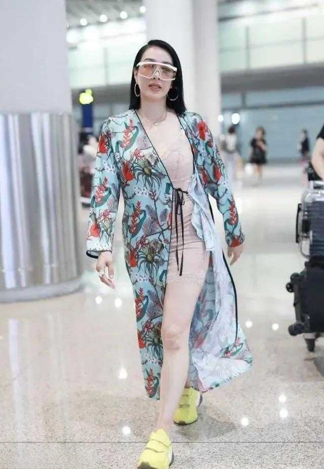 钟丽缇大体格丰满健壮，胖得好似一垛墙，腰宽腿阔，人老了发福了。

当年和李连杰合拍《中南海保镖》一颦一笑都带着美人特有气质，时光匆匆岁月催人老，风月花鸟早已远去，斑驳的褶皱爬上额头，曾经的苗条业以转变，对事业那份热忱的心却炉火正浓。