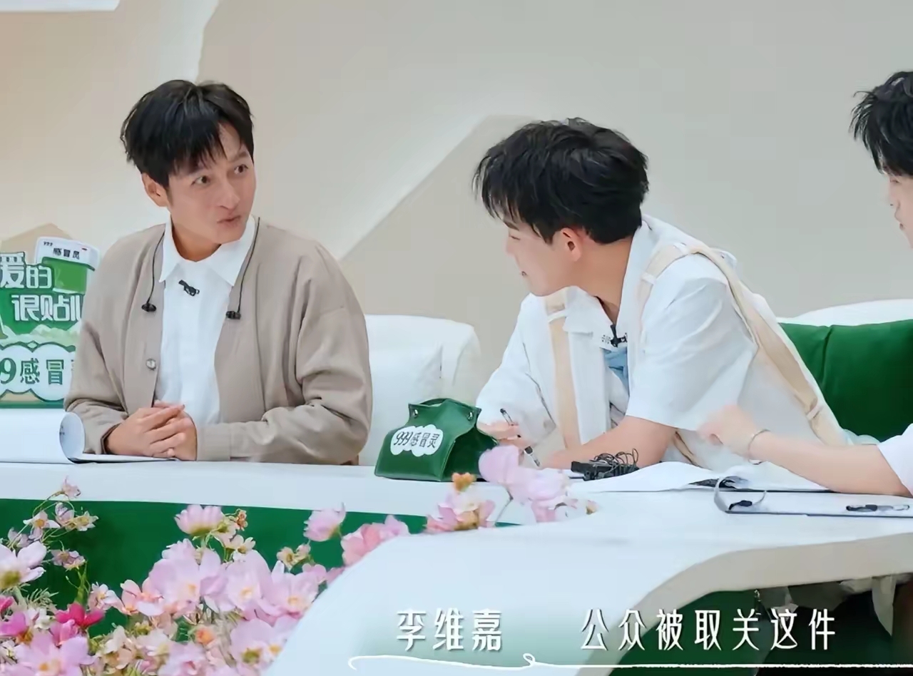 黄婷婷聊起多年前被公开取关的经历。
没点名，没骂街，连一句委屈都没说。只说自己当时有点懵，大概猜得到原因，又觉得那原因算不上原因，既没去问清楚，也没跟着取关对方。
 
老粉心里都有数，她说的是李艺彤。
当年这事儿在圈里闹得不小，几乎是俩人关系彻底降到冰点的标志。但其实在这之前，俩人的交情早就慢慢淡了