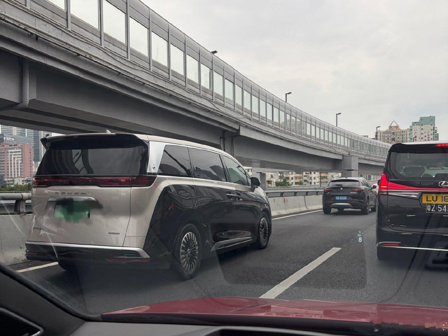 这个双拼色居然还是官方出品[允悲]
原谅我实在是Get不到这个审美，一开始还以为是哪个第三方改装店的出品，这样的拼色处理大家觉得好看吗？
#腾势d9##改装车# ​