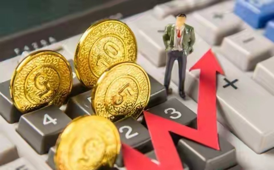 9月开盘第一天，资金正在偷偷搬家！下午这3个板块，可能要搞事情
今天上午的A股，看着挺热闹，实则暗流涌动。
沪指微红0.03%，全市场3594只股票上涨，68只涨停，看着好像遍地是黄金。但你再仔细一看——创业板指跌0.92%，科创50跌1.48%，PCB、半导体、电子化学品全线杀跌。
指数没怎么跌，科技股却在流 ​
