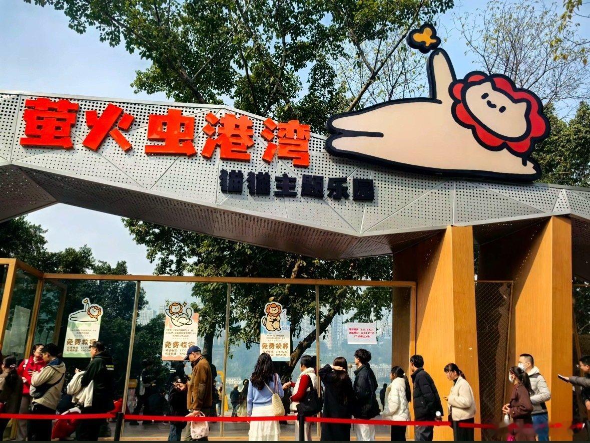原来张奕然去的地方是重庆专门为流浪猫打造的猫猫公园，好可爱的吧
张奕然手里还拿着大疆在拍摄，会不会是张奕然生日纪录片呢，好期待啊 ​