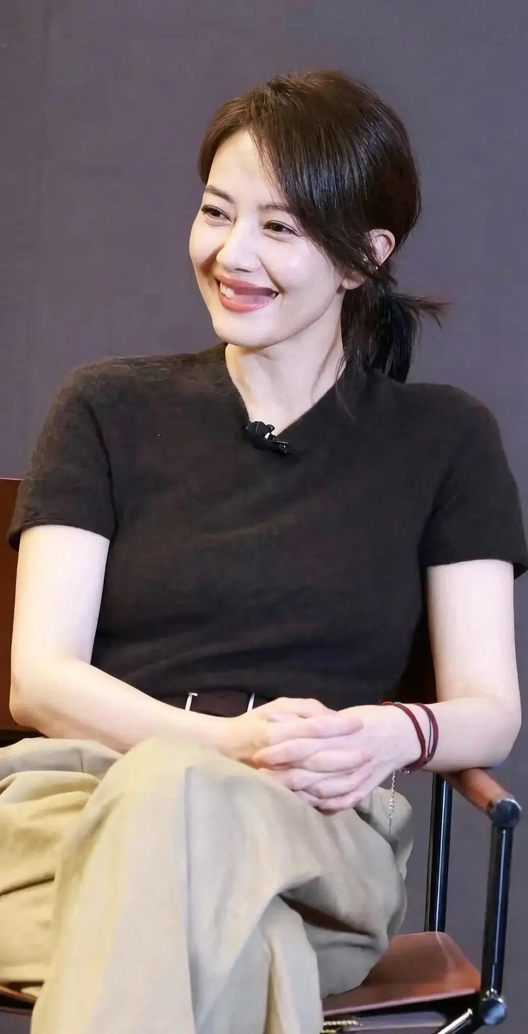 明星真不是越“闪”越好这回高圆圆那组路透，反倒把我看得有点服气，又有点不爽

 
服气是因为她穿的就是一件深棕短袖，料子不反光，看着挺厚实但不显胖，衣长刚好遮到胯那儿，配一条同色阔腿裤，站在梧桐树下让路人原相机拍，连袖口那点小毛球都在，人却没那种“硬凹”的紧绷感
 
不爽是因为我突然明白了，很多所谓