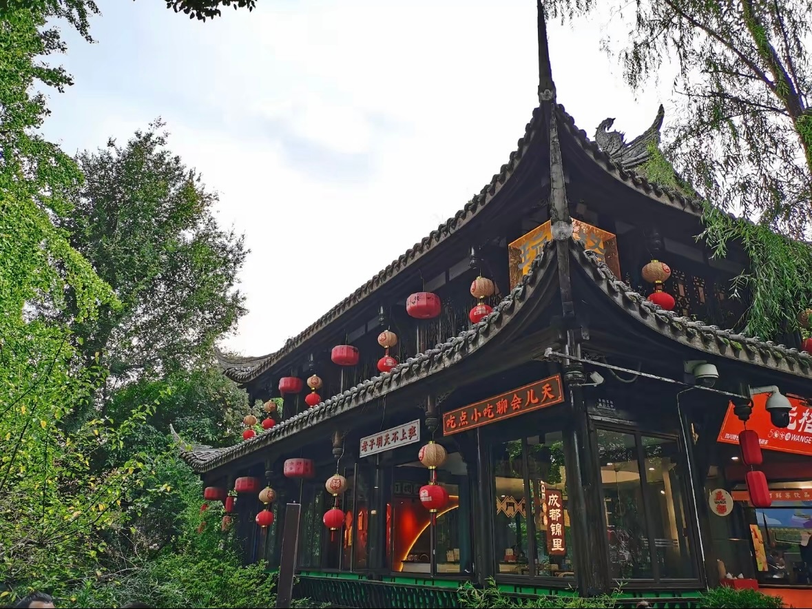 #潮玩武侯 锦南妙集#  🏛️ 穿越千年时光，我在武侯祠的柏影里听三国风吟 🍃

“丞相祠堂何处寻？锦官城外柏森森。”当真正走进成都武侯祠，那种穿越千年的历史厚重感才真正扑面而来！🍁 

站在刻有“三国圣地”的巨石前，抬头仰望“武侯祠”的苍劲牌匾，还有那句闻名天下的“先主武侯 ​