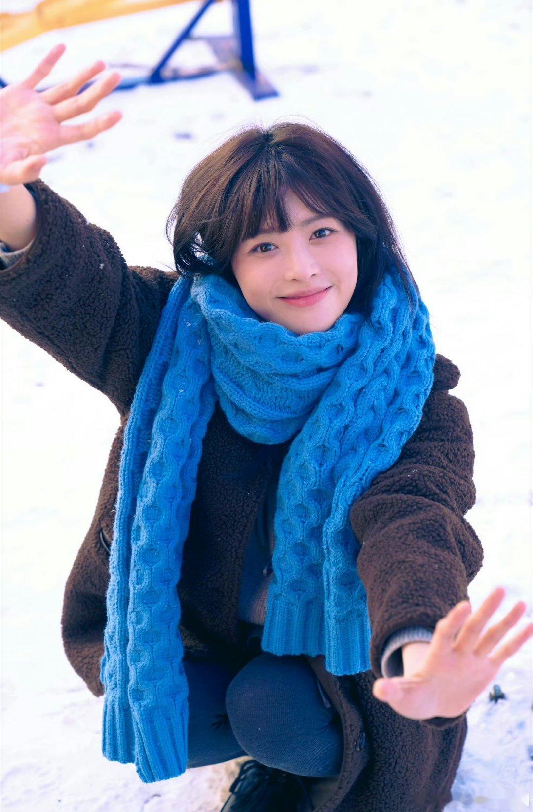 在《兰香如故》里演小莲的演员叫宋芳园，她就是2020年热播剧《以家人之名》里的那个秦美央（小橙子），而最近她更因为戏外幼年被遗弃的真实身世被刷上了热搜。 ​