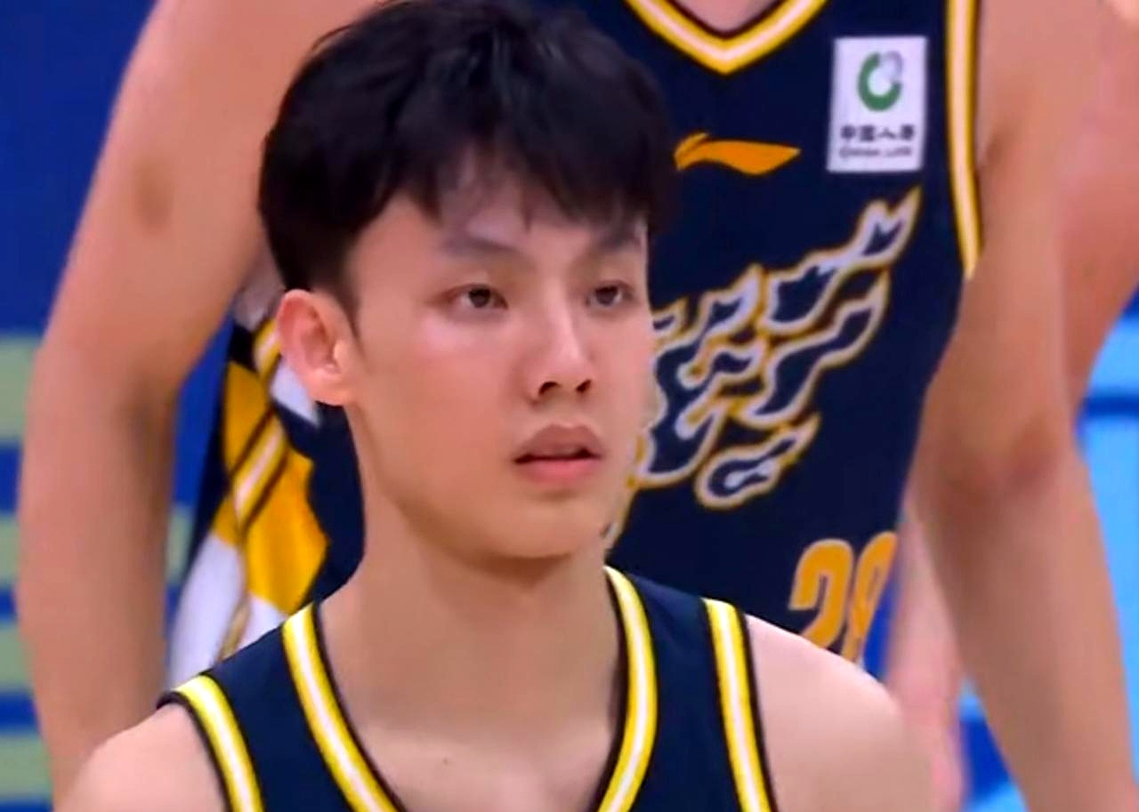 王俊杰空位不敢投篮，这句话把整场戏剧性浓缩了。 广东主场77：74险胜...