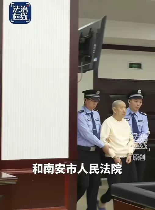 太解气！26岁电诈头目一审死刑，奢靡人生背后沾满血泪！

谁能想到，作恶缅北、残害无数国人的电诈核心头目，竟然只是个99年的年轻小伙？

年纪轻轻活得极度奢靡，开路虎、挥金如土，双手却沾满同胞的血泪，最终落得死刑下场，大快人心！

10月13日，缅北魏家特大电诈案迎来重磅一审宣判，三名核心主犯魏怀仁