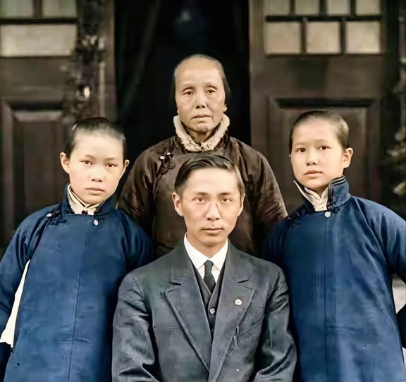 1912年，孙中山原配卢慕贞与长子孙科、长女孙娫、次女孙婉的合影，不久前辛亥革命成功，孙中山在南京就任临时大总统，卢慕贞才结束多年的漂泊，赴南京与丈夫团聚，住了20多天，这张照片就是当时留下的影像。
-
卢慕贞1885年嫁给孙中山后，先后育有三个孩子，但是因为孙中山忙于革命，聚少离多，卢慕贞一直带着三个孩子颠沛流离，担心受怕，她性格也比较内向孤僻，到了南京之后不喜应酬，之后长居澳门，1915年与孙中山和平离婚。#老照片