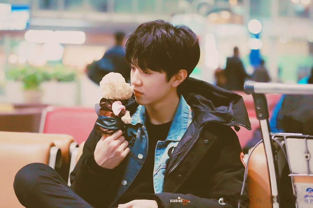 #陈哲远[超话]#💙#御廷谣# 💙#陈哲远敖炽#💙 #陈哲远#

  晚上好，陈哲远，喜欢你好久了，我知道你可能还不知道，有我这么个姐姐，我会一直默默支持你，陪你一直走下去。

​