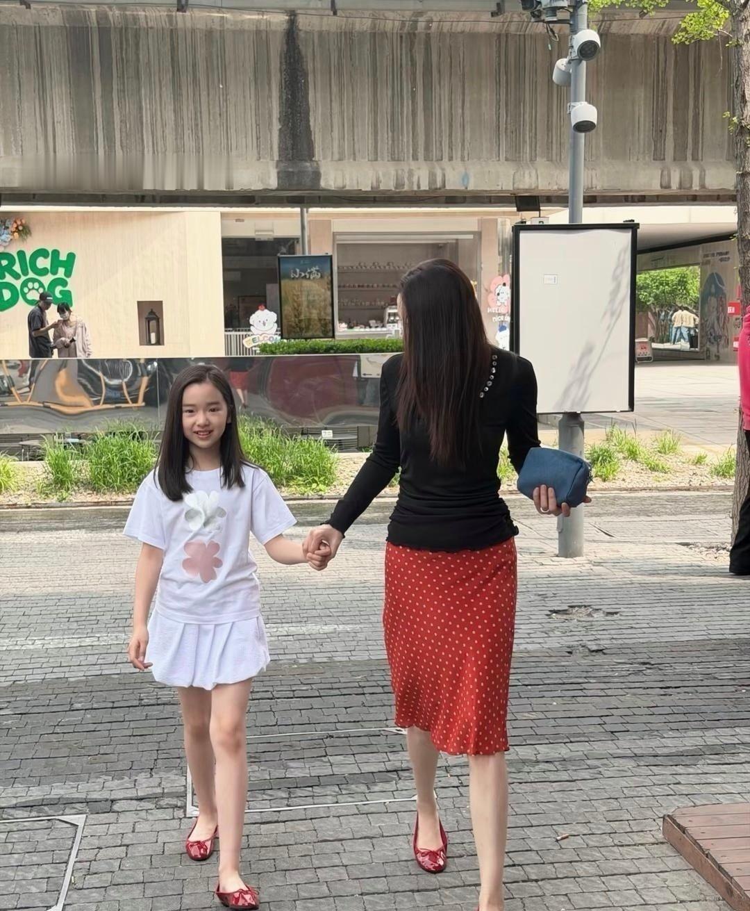 47岁董璇带女儿小酒窝逛街，母女穿搭时髦，俩人个子都高，大长腿超抢镜，这家族基因真是绝了！ ​