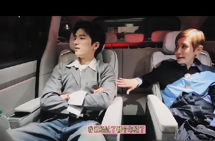 吴君如大概怎么也没想到，自己纵横娱乐圈几十年的八卦雷达，居然在王星越身上失灵了。
当时吴君如直接当面扔过去一个重磅炸弹，问他到底有没有带过女朋友回去见家长。
换成别的年轻艺人，要么慌慌张张否认立单身人设，要么嘻嘻哈哈找借口糊弄过去。
王星越倒好，整个人瞬间定格。
眼神开始飘，两只手都不知道该