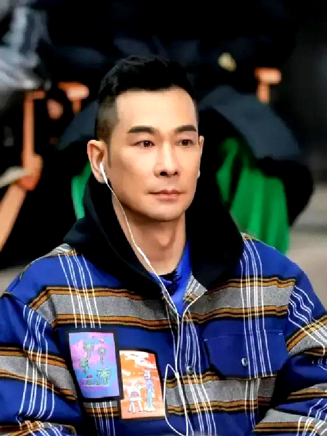 2012年赵文卓跟甄子丹在剧组闹翻，面对记者的话筒，直接撂下一句硬话：我在北京有十套房，就算不干这行，也要把这事说明白
 

剧本被改得面目全非，剧组在外头轮番放话，换做别的演员，面对港圈资源和大佬的施压，八成只能打碎牙往肚里咽。赵文卓推掉后头所有活动，连经纪人的劝都没听，在停车场扔下那句狠话，钻进