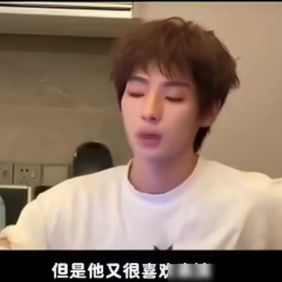 郭晓东上《披荆斩棘2026》，二公组队时，一个主动邀请都没收到。
他不争不抢，不会主动争取，直接站到了流拍边缘。最后被安排进颜安、姚琛的三人小队。
排练时，两个年轻人没有回避，一字一句教他唱歌，半个动作半个动作纠正舞蹈，帮他啃下了古风侠客曲目《天下过客》。
颜安看到他埋头苦练，当场落泪。郭晓东