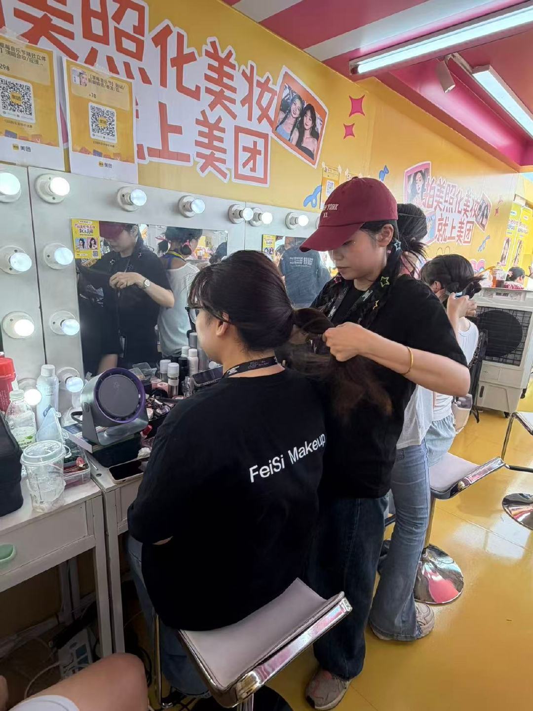 #在音乐节亮出会员身份的含金量##拒绝内卷但接受卷休息位#
谁懂美团会员在草莓音乐节的快乐！编发贴钻、按摩、充气沙发一站式安排，别人在舞台前使劲蹦，会员直接开启回血模式，音乐节秒变带BGM的休假，搜【草莓chill局】抢免费按摩！ ​