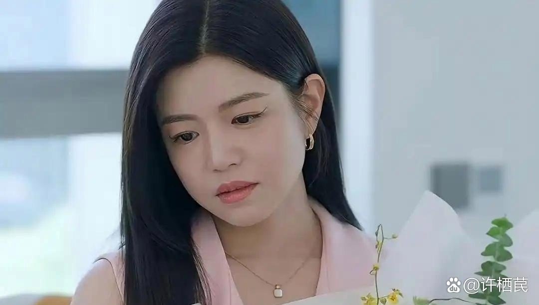 陈妍希这眼线‍，是化妆‌师在整她‏吧‍‍？画成这样‌ ​