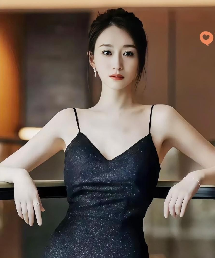 生孩子大概是这世上唯一绝对没办法退货的买卖。
大张伟以前在节目里聊得特别损，但也真是一针见血：谈恋爱结婚，过不下去大不了扯张离婚证各奔东西；可孩子一旦落地，你总不能再给他塞回肚子里去吧？
很多人总把结婚生娃当成流水线打卡，年龄到了，亲戚催了，头脑一热就跟风上车。
可李小冉这把年纪还能在荧幕上美