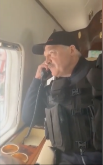 罕見! 俄媒稱盧卡申科穿作戰背心、手握步槍乘直升機返回明斯克官邸-圖3