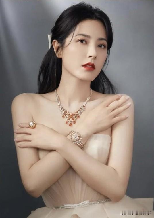 再美的词也形容不了这个曾黎优雅的气质, 曾黎确实漂亮，无可挑剔的美,不...