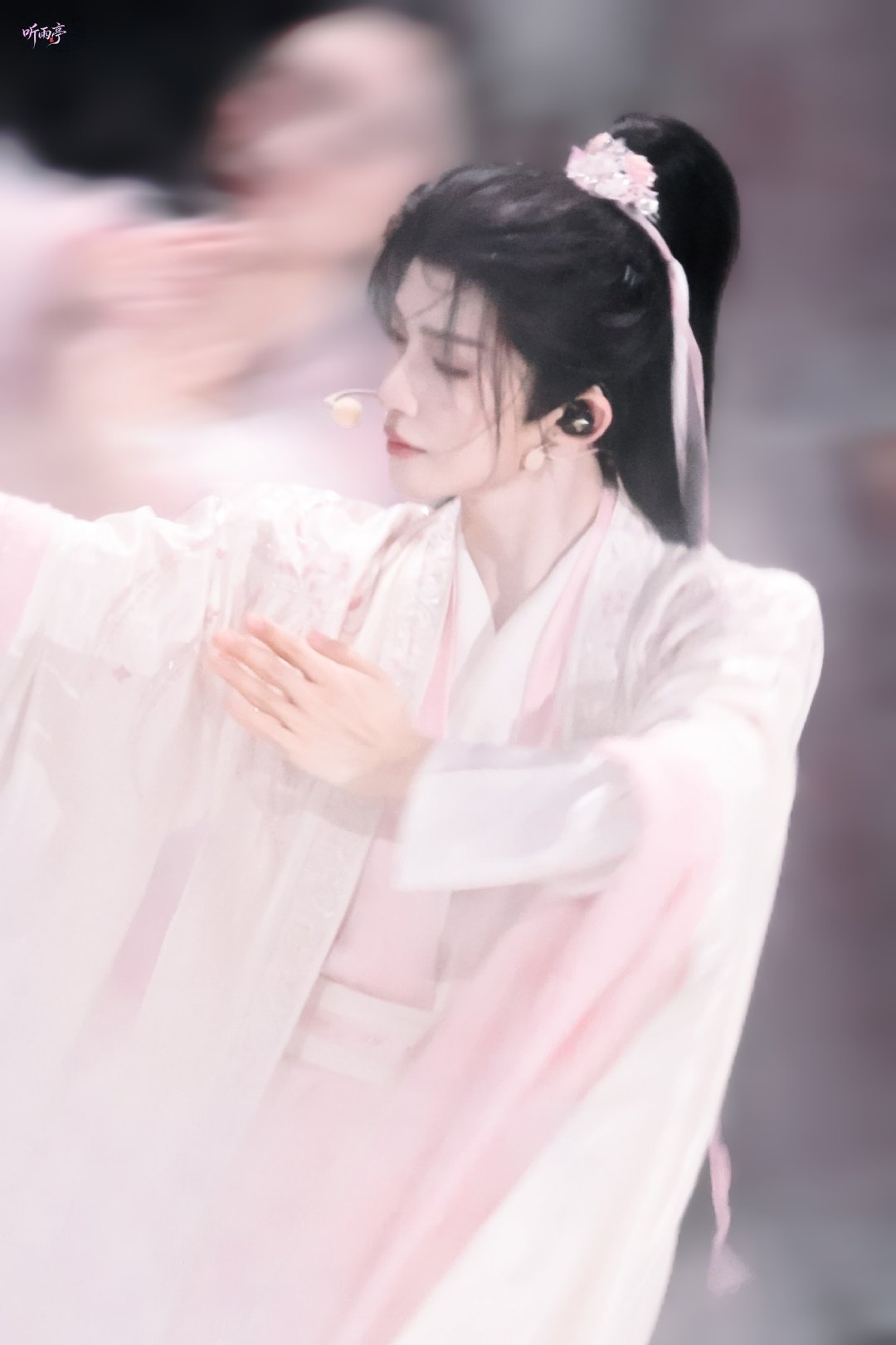 #刘宇# 🌸#刘宇宇宙诗人佛山站# 
天葩飞堕广寒宫 片片清香引碧空 ​