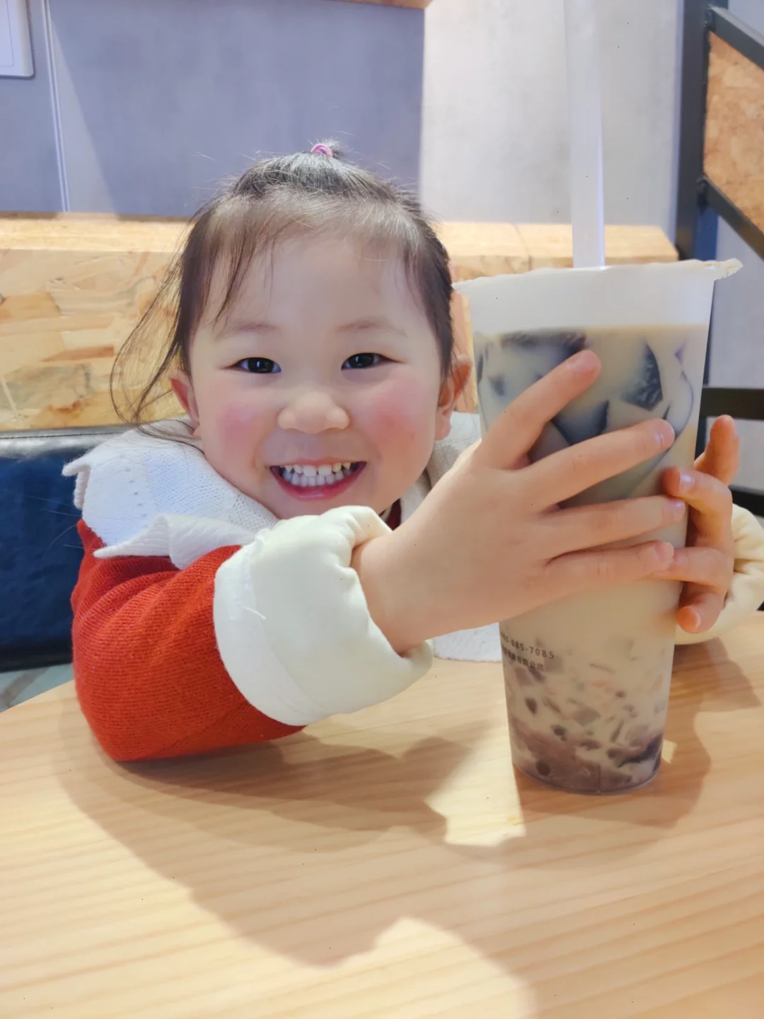 今天是个奶茶女孩👧～陪妈妈一起喝奶茶～