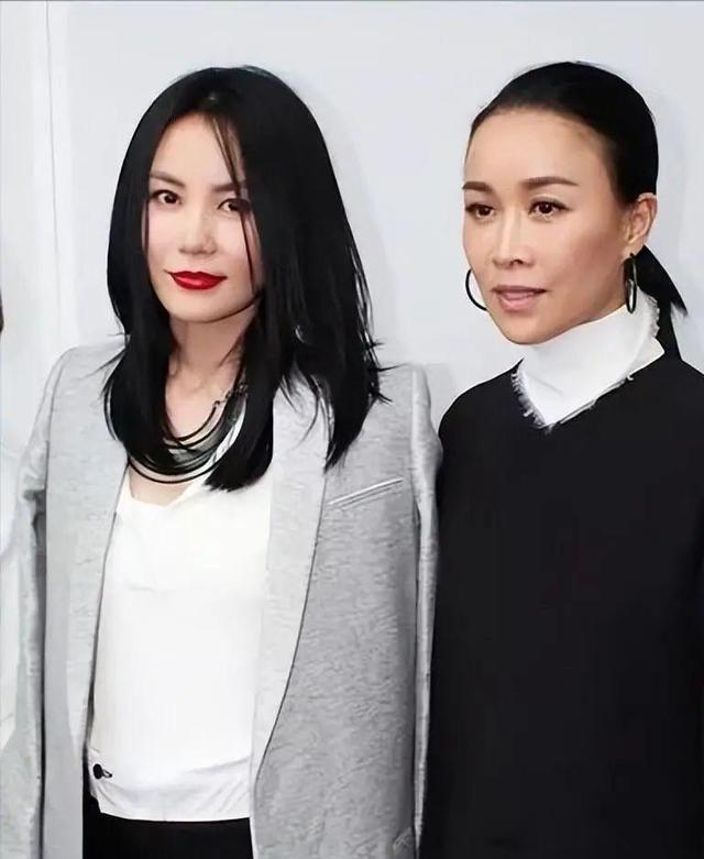 有人说，王菲老了。
2026年8月22日晚，那英“我来，因为你在”巡回演唱会北京首站在五棵松体育馆开唱。演出阵容排面拉满：肖战担任嘉宾，宋丹丹、黄渤、李沁、马思纯、杨坤、张碧晨等数十位明星到场助阵。
王菲也来了。
全程坐在包厢里，戴着眼镜，素颜出镜，灰色T恤，跟着音乐节奏摇荧光棒。那英唱到一半突然喊