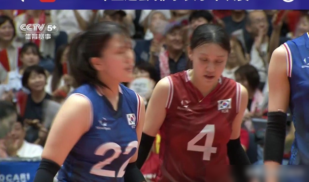 日本女排直接把韩国队撕碎了，3-0，一点情面没留。25-20、25-22、25-16，第三局基本就是屠杀。
和田由纪子一个人砍下15分，佐藤淑乃、山田二千华跟着补刀，进攻端15-8碾压开局，韩国队连球都摸不稳。韩国那边就一个罗贤秀拿了14分，其他人得分全是个位数，进攻火力直接断档。
最狠的是后面