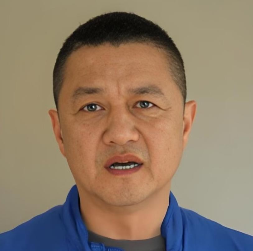 李亚鹏直播时被窦靖童喊了声“爸”，端着酒杯让他尝尝，满屏都是“父慈女孝”的夸赞，可镜头一关他就愁上了，怕大闺女那套清冷独居、不婚不育的活法把李嫣给带偏了。当初为了给窦靖童转学，他能在校门口堵校长站两个多小时，狗咬伤孩子他陪着打五次针，离婚后25岁生日窦靖童还发文谢他这最好的爸，可这份父爱现在全变成了