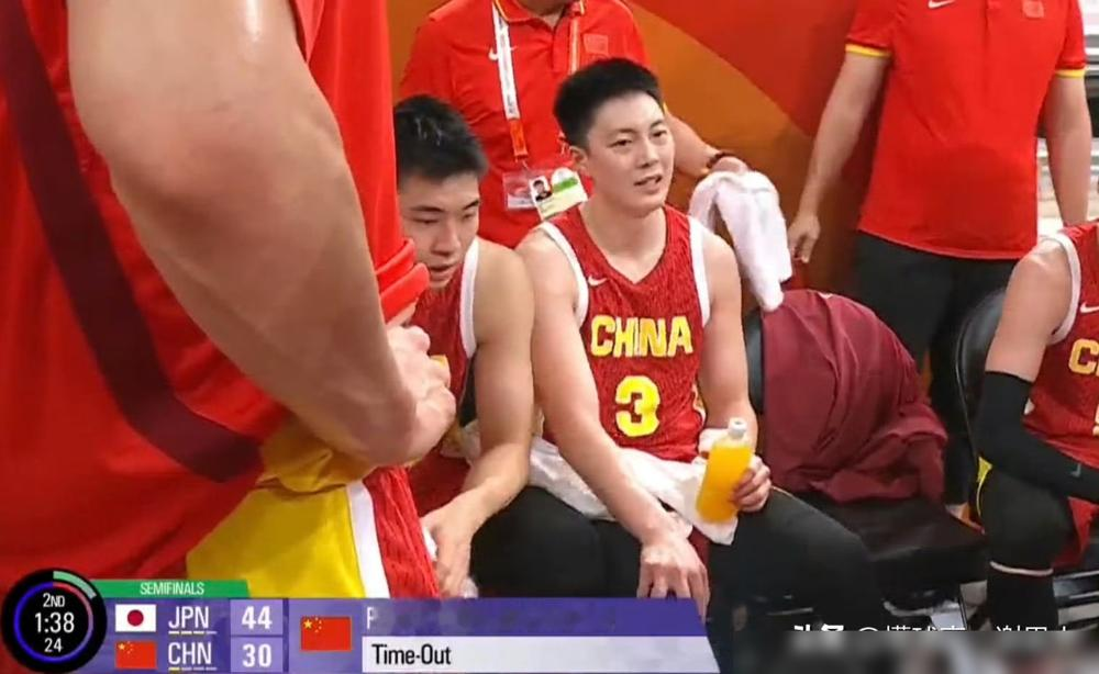 周琦戴着护目镜在篮下硬扛，赵睿推着球就往里突，北京队训练馆里这俩病号打得跟玩命似的。国家队名单一改再改，这俩名字消失了整个夏天，6月10日没有，8月10日也没有。曾凡博更惨，7月23日专门飞澳洲治腿，治了18天回来，一上强度腿里积水，腰也跟着肿，8月10日晚上直接被劝退。现在仨人全回俱乐部了，有人能