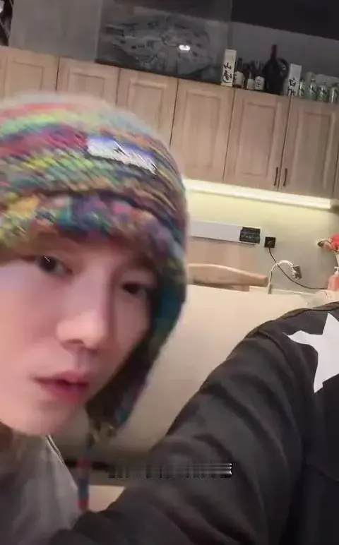 要被这段直播对话笑到！鹿晗好奇追问福袋里面有什么，陈赫随口调侃说是钻石。鹿晗紧跟着认真发问：是真钻吗？直接把陈赫问得无奈吐槽：你要不要闭嘴！一来一回的互动太有梗了，相爱相杀好好笑。