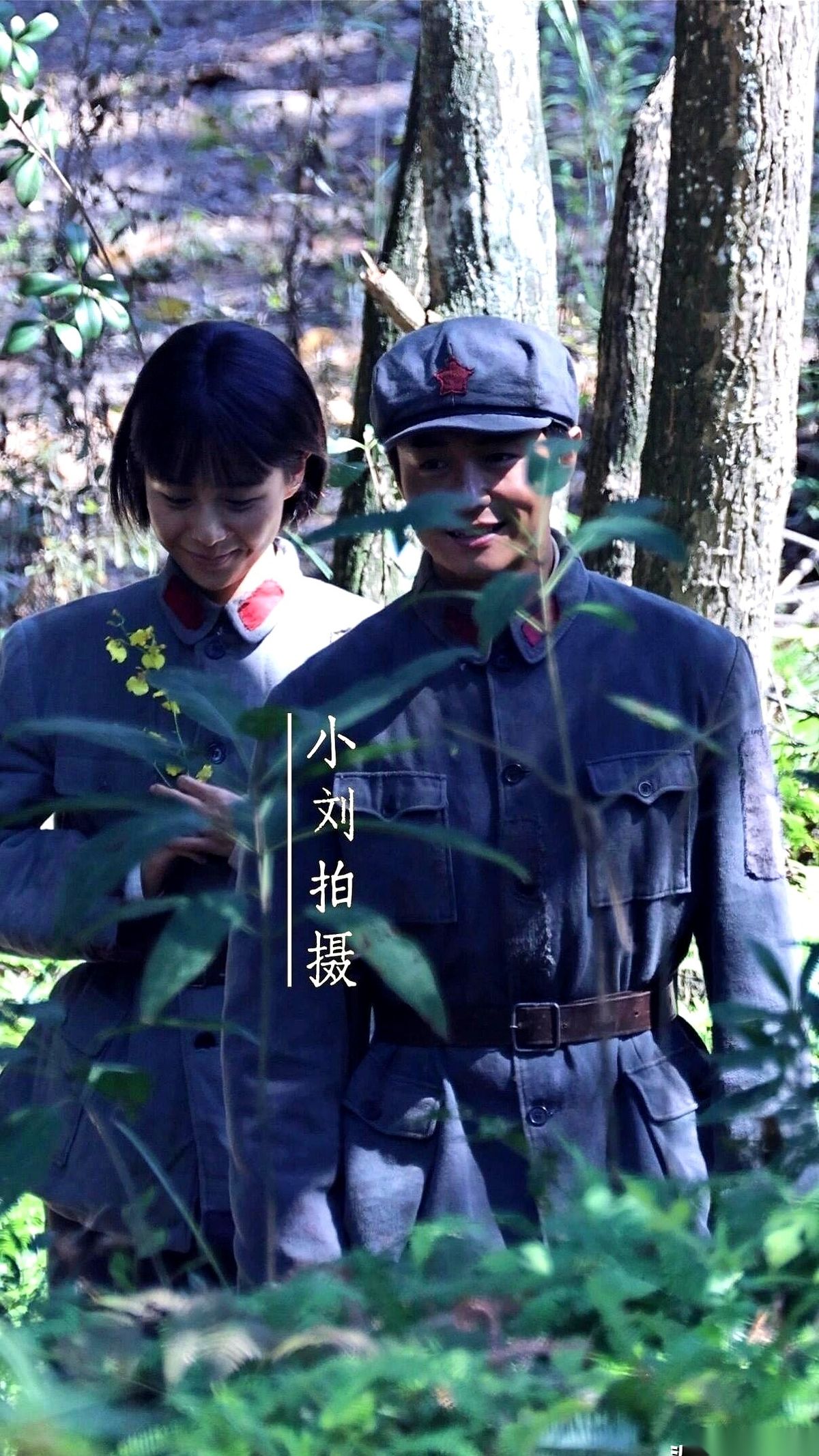 王晓慧出道后的第一部戏挑了大梁，在主旋律剧《红色密码》里演女主角。
现场路透里她顶着学生妹短发演红军、满脸灰土，镜头外大家讨论的却是她跟翟子路搭戏配不配。
上一拨观众还在琢磨她和王彦桐同框的味道，这部戏的正片还没播，成色如何全凭路透里的几张抓拍。
按常理说，这种灰头土脸、动不动就要挖土摸爬滚打的戏，