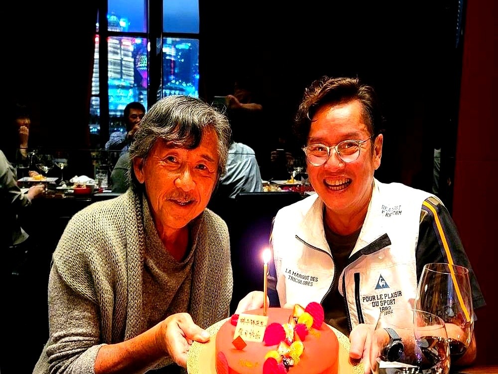 总以为刘德华是谭咏麟的接班人，其实两人资历差了整整一代。

把时间线扒开看：1967年许冠杰发片、罗文出道；第二年谭咏麟就进了失败者乐队，1971年甚至直接赢了许冠杰的莲花乐队拿下殿堂特别奖。按资历，谭咏麟跟许冠杰、罗文根本就是同辈。再往后，1973年底钟镇涛进温拿，1976年林子祥出首张专辑。