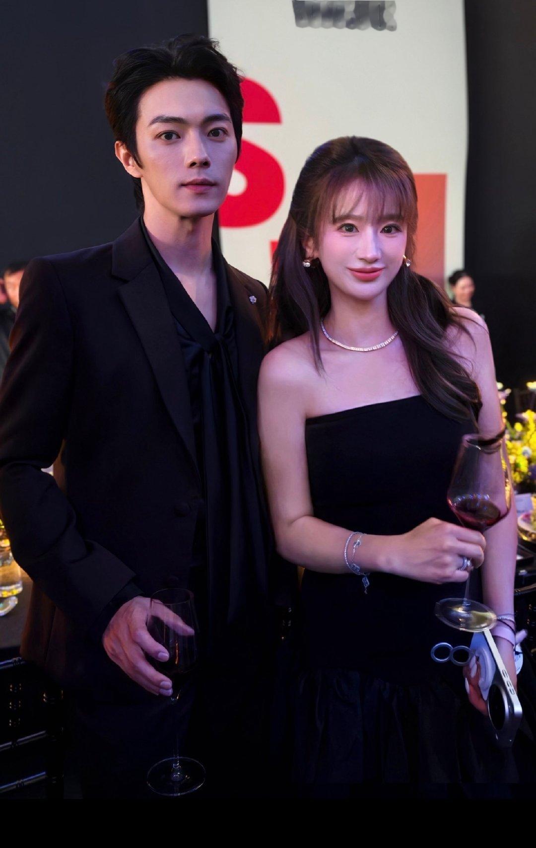 #许凯[超话]#  许凯晚宴合照能不能多来几张，小哥哥好帅好烧 ​