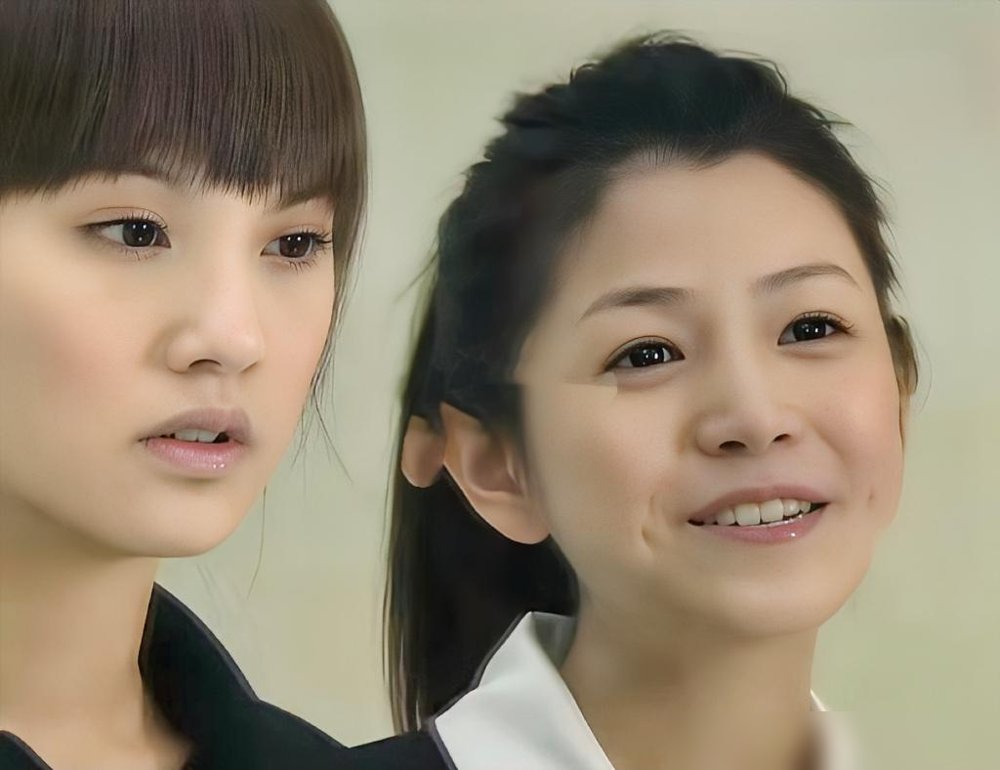 陈妍希现在居然一个人带着娃上综艺，开口就是“不会再结婚了”。
镜头里没有滤镜，素颜，做饭，收拾房间，全是单亲妈妈的日常。当年那个扎着马尾、笑起来眼睛弯弯的沈佳宜，好像一夜之间被生活磨成了另一个版本。
她说起那段婚姻，语气很平，像在讲别人的故事。遗憾有，但不多，更多是“算了”。节目里她没哭，倒是弹