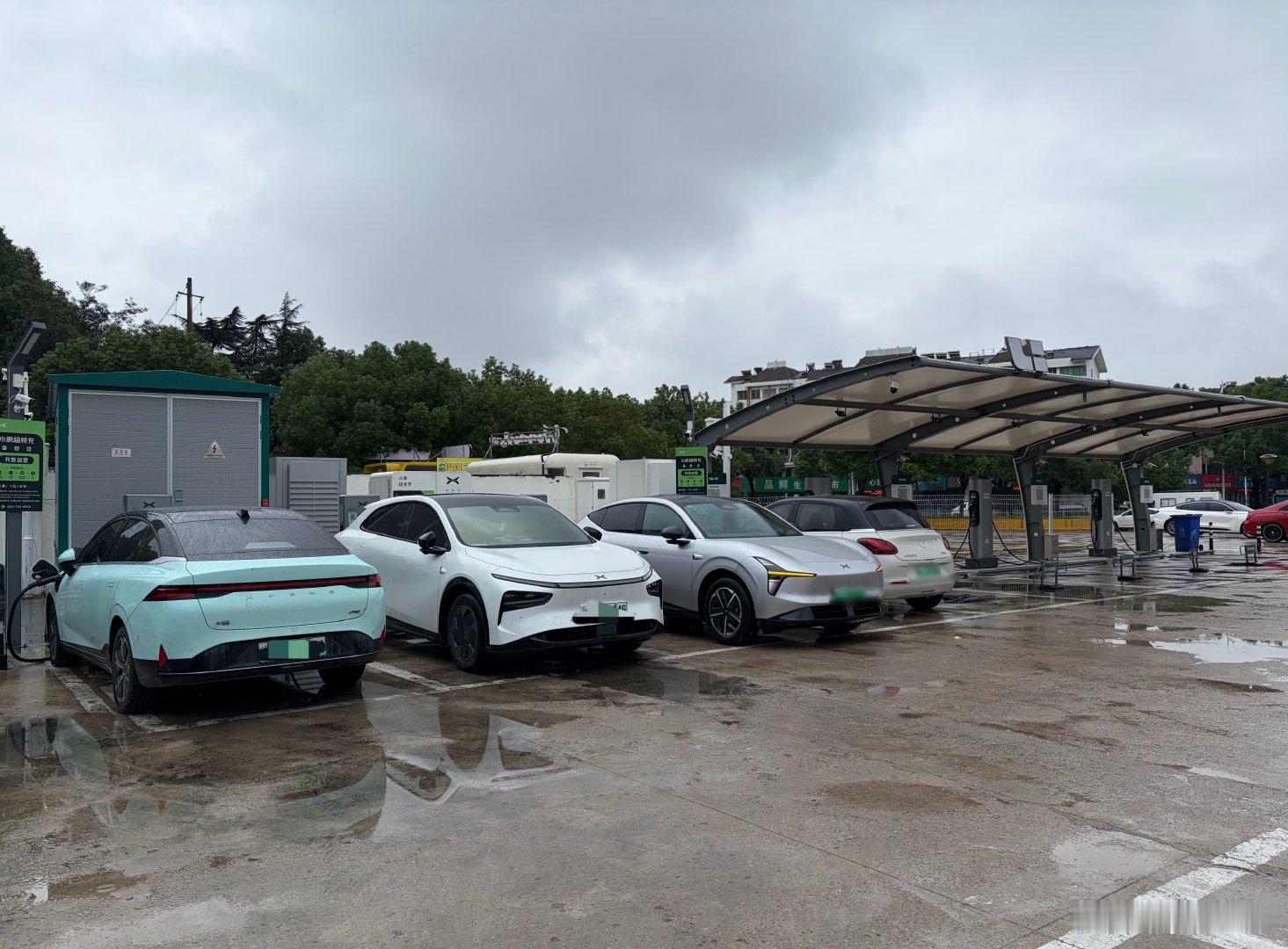 下雨天，为什么小鹏这里的桩停满了，还有一个其他品牌车，而隔壁的理想有雨棚，但是一辆车也没有，我猜是因为理想充电得提前扫码把地锁降下来，嫌太麻烦 ​