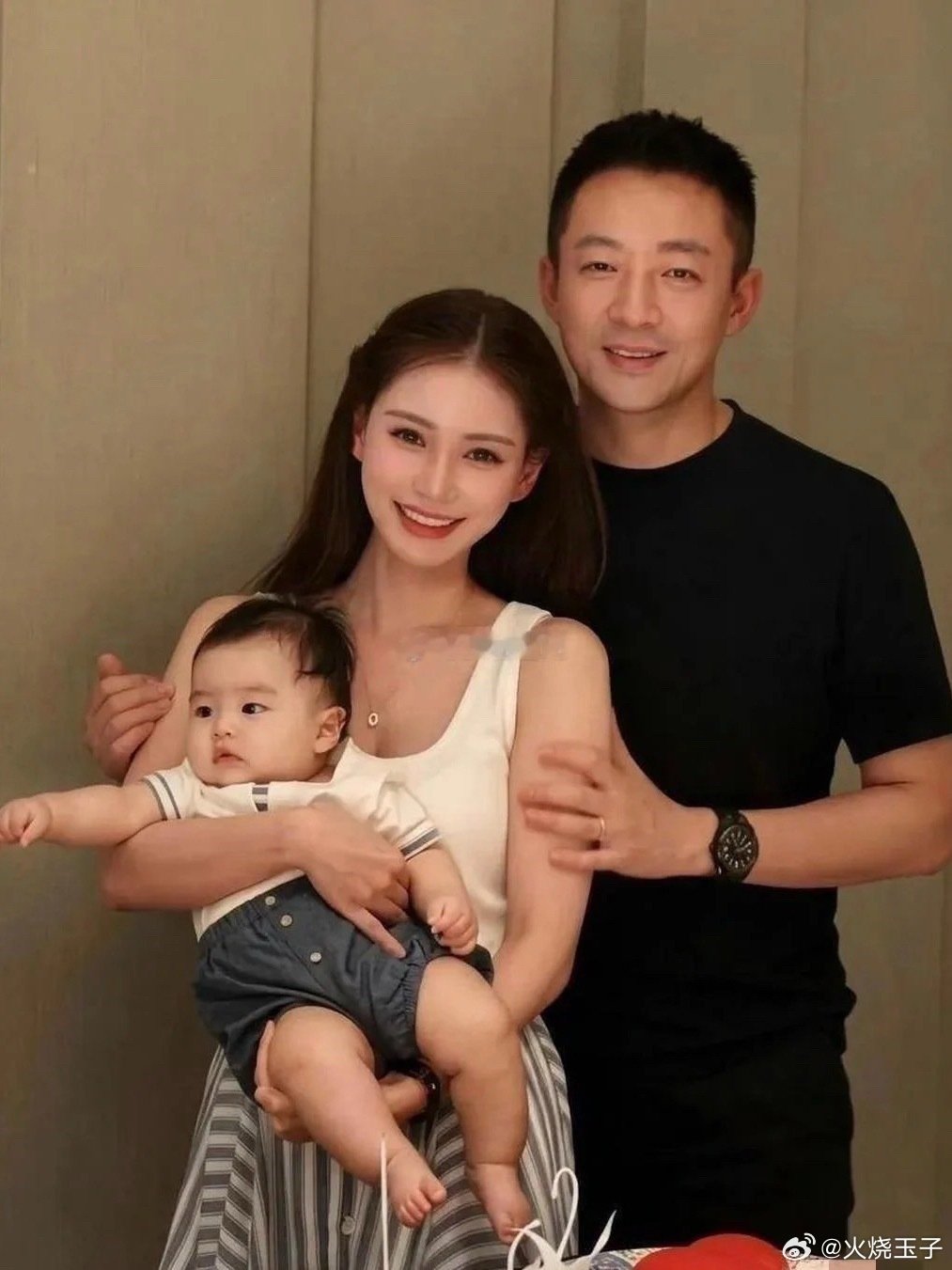 同样是汪小菲，两张全家福照片，愣是拍出了两种人生 ​