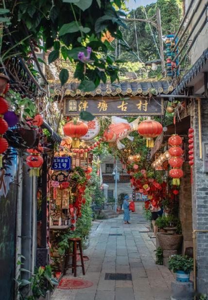 广州荔湾，大街小巷都承载着岭南文化和广府风情，耳边回荡着的粤语歌曲，让...