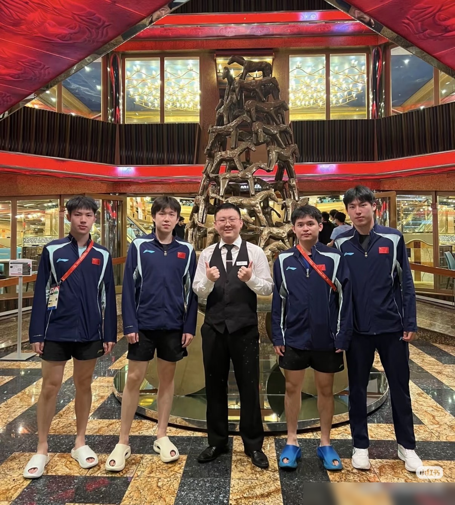 打到9比3，王楚钦扭头看了眼比分器，发现自己快输了。
9月20日亚运男团首轮，他对卡塔尔选手。现场记分牌愣是把大比分挂反了，他2比0领先，屏幕上显示0比2落后。这错误挂了快二十分钟，没人发现。
直到第三局打到9-3，他自己嘀咕打半天要输了，才叫停裁判。第三局比分改了，大比分到握手时还没掰回来。