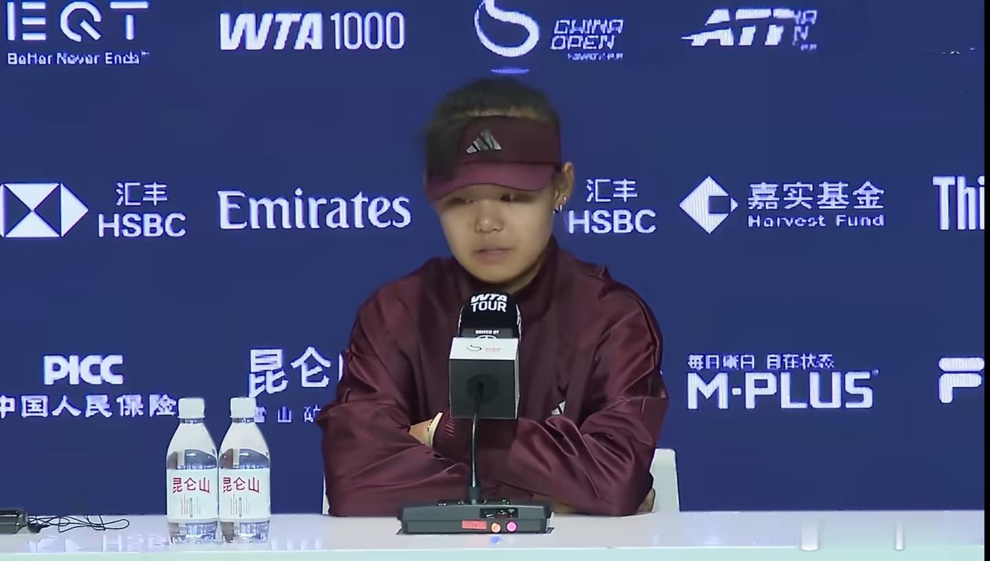#孙心然回应不敌高芙#
🎤“第一盘确实是一开始比较胶着，但是我在关键的一局没有把握住机会，然后连续丢分。我觉得对我第二盘还是影响挺大的，所以我第二盘也是稍微有一点崩盘的样子，但是我还是尽量的说是能专注到眼前的每一分，但是最后还是输了。”
🎤“其实我觉得还是因为关键分吧，我觉得那那 ​
