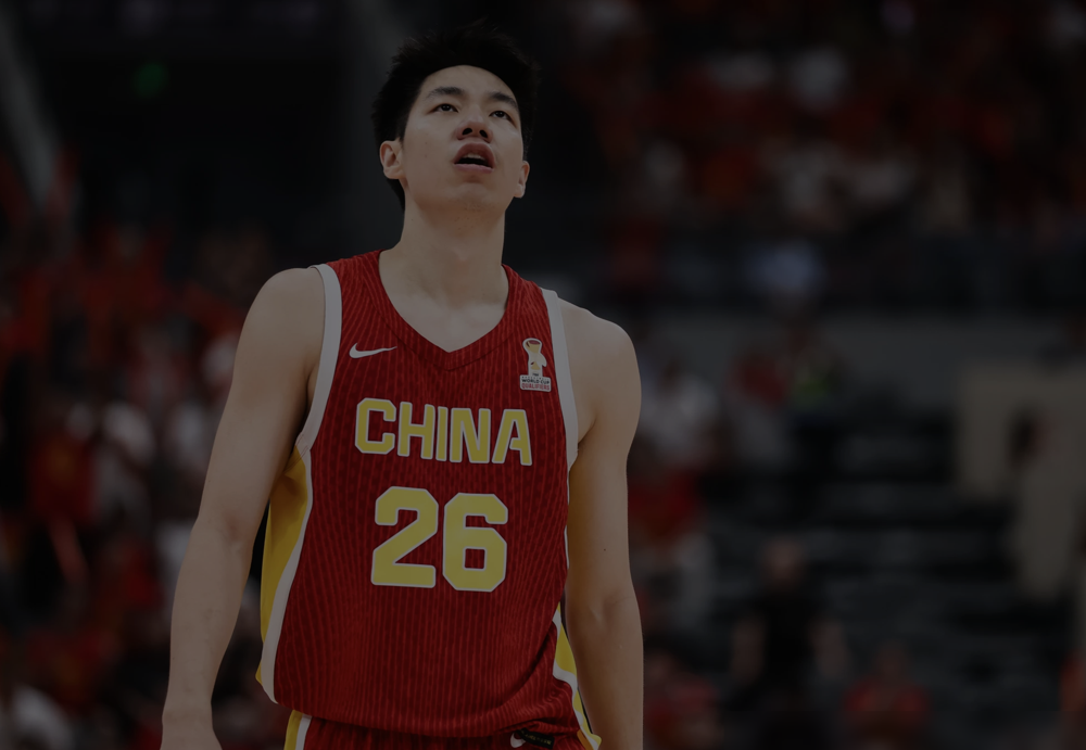 77比97，20分惨败，中国男篮被日本二队打崩了。
半场落后19分，第三节一度输到35分，屏幕上的比分看着都像P的。日本队场均上双的主力一个没来，八村塁、渡边、河村全在家歇着，就这，咱们还创了队史输日本的最大分差。
数据更扎心：助攻15比27，失误14比3，前场篮板被抢了13个以上。日本球员跑位