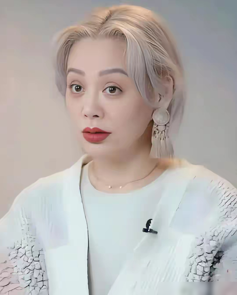 都以为宁静后半生，是靠前夫留下的美国大牧场躺平，谁知道她手里的王炸根本不是地。
女明星去海外买地，大多像赵薇那样，砸几亿搞波尔多酒庄，拼命带货变现。
宁静倒是清醒，知道海外农场水深，直接把牧场扔给专业团队托管，自己当个甩手掌柜。
她把这股狠劲，全砸在22岁的混血儿子身上。如今这小伙子考进加州理