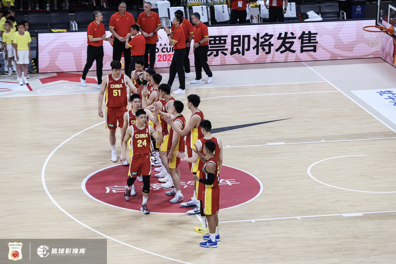 男篮世预赛两个对手不是最强阵容，不出意外中国队将获得两连胜，
中国男篮接下来将参加第四窗口期世预赛，第一场对阵卡塔尔队，第二场对阵黎巴嫩队，前日中国男篮就已经抵达卡塔尔，大家很担心中国男篮世预赛能否取得胜利，这关系到能否进世界杯，根据卡塔尔男篮和黎巴嫩男篮的阵容来看，卡塔尔是东道主，他们已经拿到世界