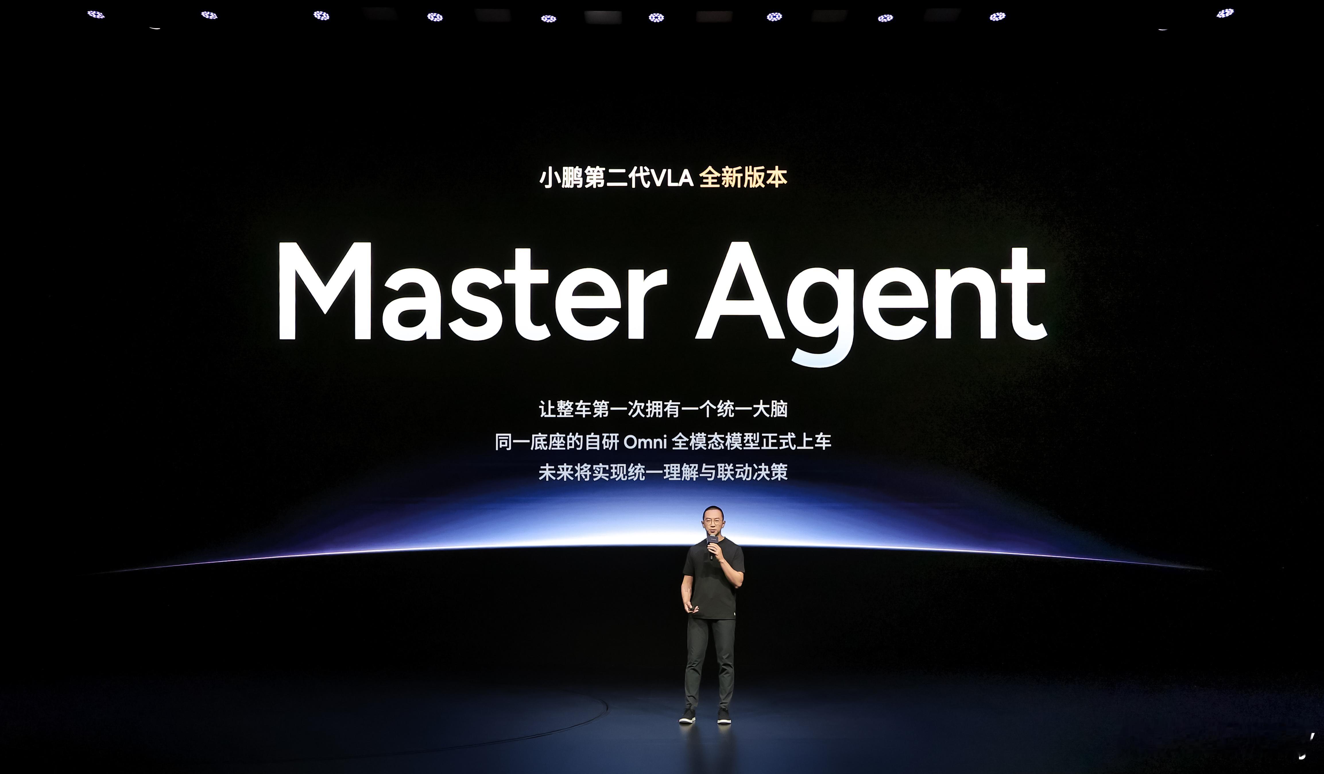 参加「TIME | 时间」小鹏物理AI分享暨第二代VLA全新版本体验日。

以前大家聊智能驾驶，更多是在讲车看见了什么。第二代VLA这次往前走了一步：记住前30秒发生了什么，预判未来6秒可能发生什么，端到端响应速度提升300%，综合安全能力提升20倍。

Master Agent，把VLA和VLM打通到驾舱里。车听一句指令， ​