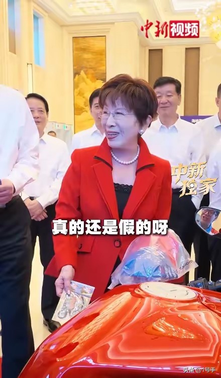 又一个来蹭热点的……
腿短就不要想着骑摩托，没有人给你生产迷你版。
洪秀柱到访张雪机车，看了机车之后，说自己腿短，适合迷你版……
她还不放过热点话题，追问张雪机车员工，你们老板说要送车，送到统一为止。真的还是假的呀……
你放心，张老板男子汉大丈夫，说到做到。只是苦了张老板这颗爱国心……