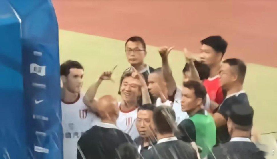 成都蓉城客场0-0战平河南队，赛后队长韦世豪向河南看台比出疑似暗讽“偷井盖”的手势，作为一个职业球员，韦世豪这样的做法，很LOW，而且这很没有素养！纵观职业生涯，多次出现过激的赛场行为：暴力犯规、辱骂挑衅裁判、赛后和客场球迷发生言语对峙，多次领到足协罚单停赛罚款，对于这样一位劣迹斑斑的 ​