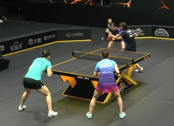 决胜局完成逆转！陈熠/李益惠3-2长崎美柚/金娜英晋级四强！
	
中国大满贯女双1/4决赛：陈熠/李益惠 vs 长崎美柚/金娜英
首局1平，对手发球失误，李益惠加转造成对手失误，后续正手积极发动，陈熠/李益惠4-1领先。接下来陈熠/李益惠上手主动性和落点打得都非常有侵略性，局中扩大到7-2领先。这种优势下，陈熠/李益惠没有给到对手任何追分的可能性，11-5拿下首局。
第二局2平，李益惠这边连续出现反手的失误，再加上局中也有正手的失误，造成陈熠/李益惠3-7落后。劣势下进行搏杀，可惜成功率还是太低了，连续丢分后4-11无缘拿下这局。
第三局李益惠的上台率终于上来了，反手打得也更加坚决，陈熠/李益惠开局4-1领先。领先的情况下质量还是不够，被对手连续追分。幸好打出落点压制，7-4重新扩大分差。奈何中后局还是被对手要到7-8暂停。暂停回来相持球稳住，10-7拿下局点，从而11-8再下一局。
	
第四局3平，在自己发球轮连续创造机会，5-3领先。后续却突然崩盘，李益惠接发不够适应，不断出现...