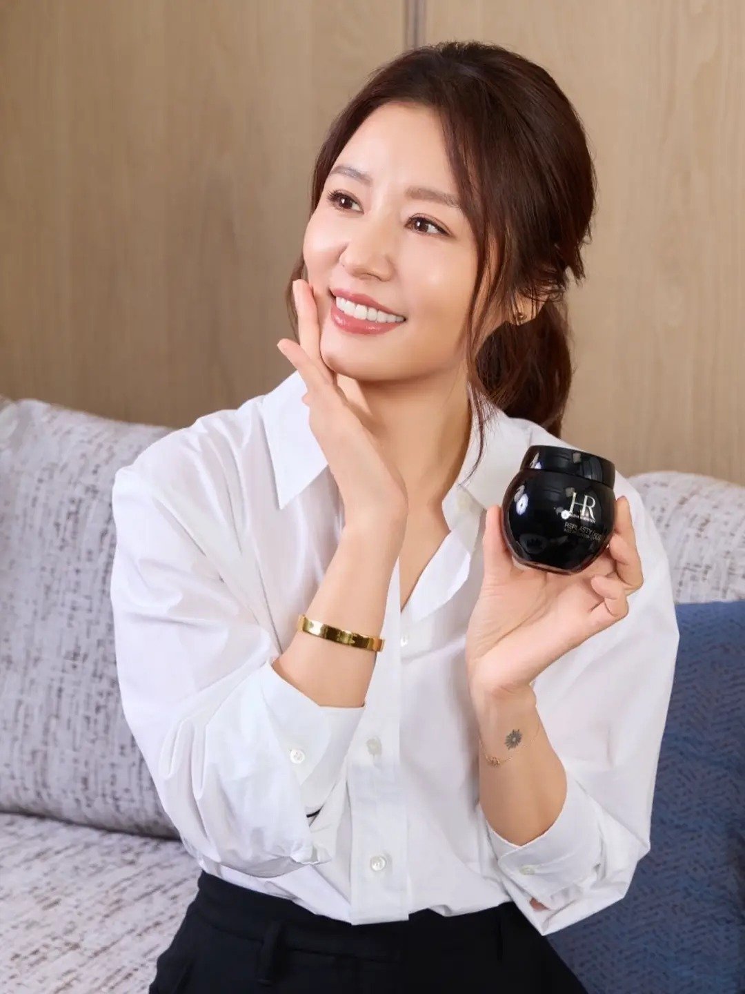 #林心如[超话]##林心如正能量# 
心如更新脸书:
把時間留給最懂我的黑繃帶，特別喜歡擦上後臉
被托住的緊緻感🖤
很開心受赫蓮娜邀請第一次參與Podcast🥰
歲月帶給我們的從來不是限制，而是更多從容做
自己的力量，把狀態照顧好，就是每天給自己最
好的底氣！ ​