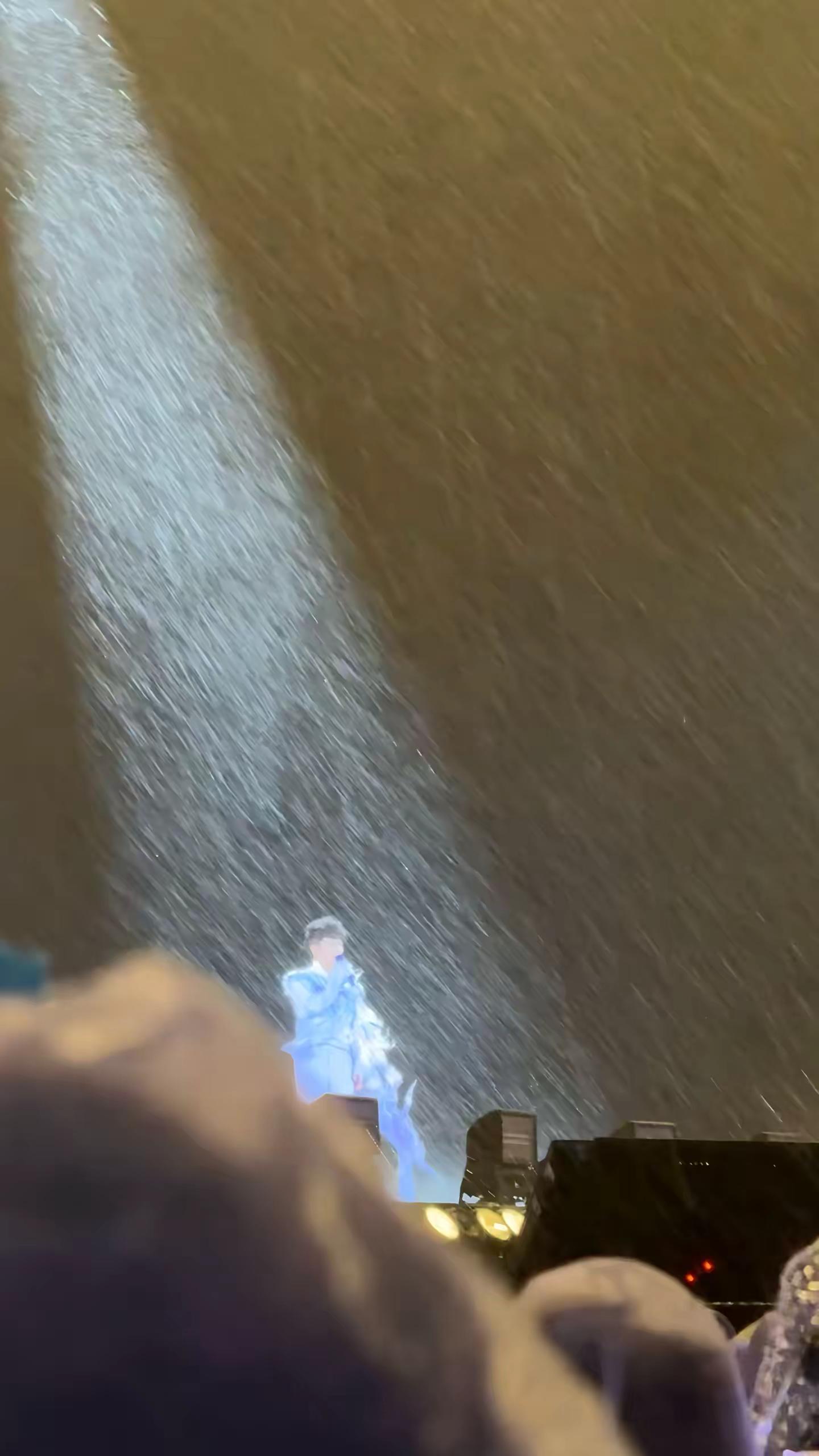 其实雨也没多大🫣周深北京演唱会 宿命感现场 演唱会大雨