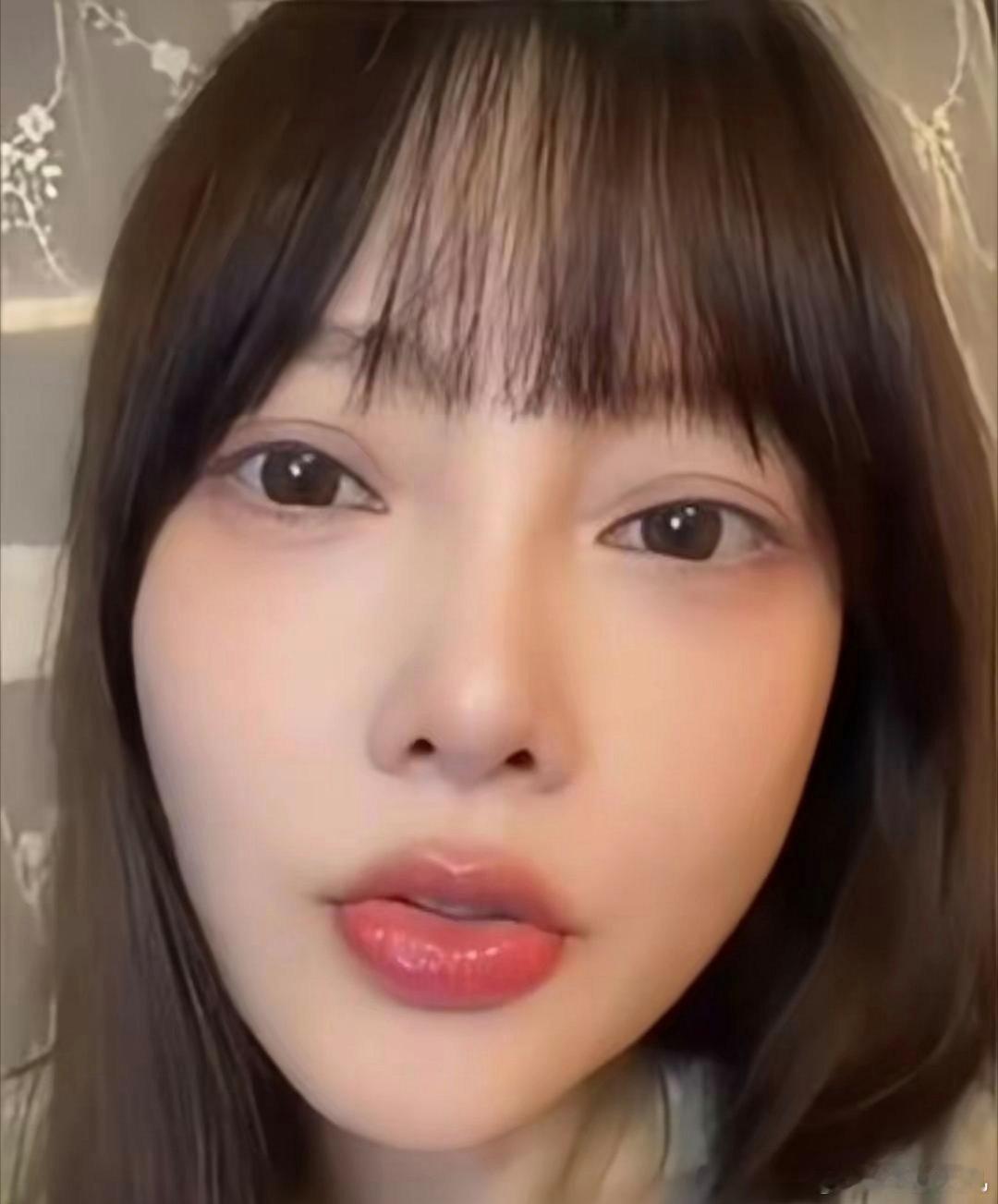 吃瓜的撤了吧，赵涛直接给李小璐泼一盆冷水刚被拍到李小璐带着rapar歌手赵涛去购买家居，没想到今天就来了大反转[惊讶][惊讶][惊讶][惊讶][惊讶][惊讶]赵涛开直播否认与李小璐恋爱。他说：没有谈恋爱就是普通朋友，很无奈的说：你跟一个异性朋友去逛个公园，或者去干嘛，被拍一下，就是谈恋爱吗？ ​