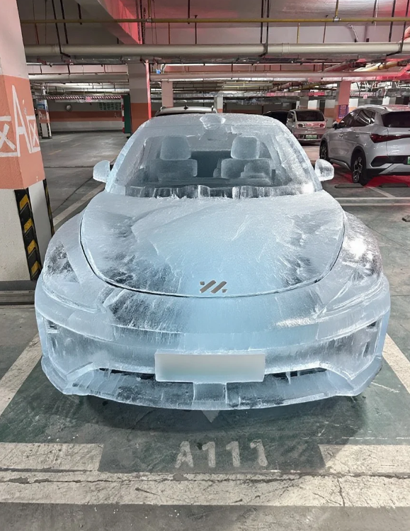 智己L6被冻成巨型冰棍，这种自带降温特效的硬核改装看着都觉得冷
这车停在车库里，乍一看还以为是谁把冰箱门忘关了，直接把整台智己L6给速冻了起来。这一身晶莹剔透的“冰铠甲”，把原本流畅的车身线条包裹得严严实实，连车灯都没放过，活脱脱一个刚从北极拉回来的巨型冰雕。
这种视觉效果比任何昂贵的改色膜都要炸裂